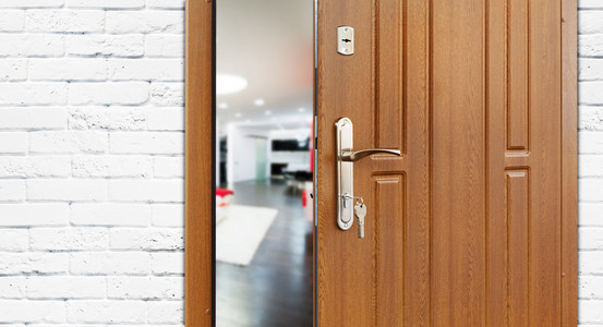 到办公室半开着的门的一个经典的卧室,句柄特写半开门的经典卧室特写