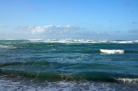 海浪从海洋滚向海滩