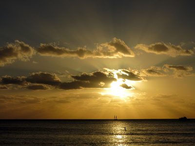 夕阳流过云彩, 水面上有小船