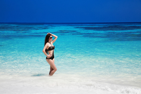 在热带海滩，充满异国情调的 isl 的黑色比基尼优雅的女人
