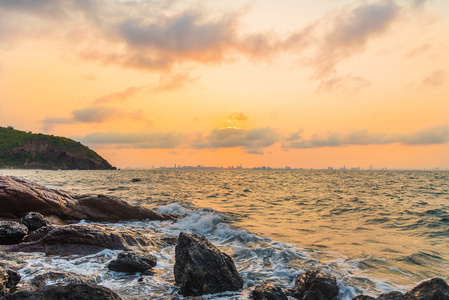 岩石的海岸线上的日出