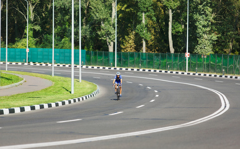 骑单车的女子在道路上骑着一辆赛车
