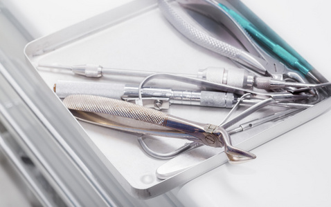 关闭牙科钳子和其他牙医工具的视图