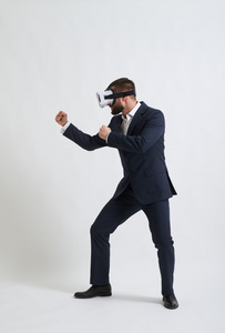 商人在虚拟现实眼镜中战斗姿势