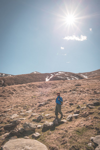 背包客徒步旅行在阿尔卑斯山背光调色图像