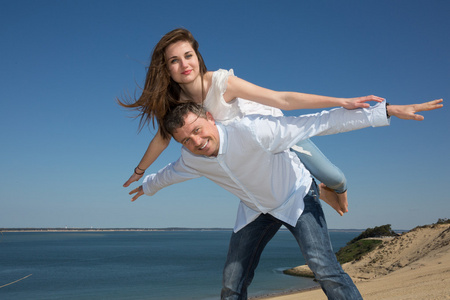 男人骑脖给女朋友的海洋照片