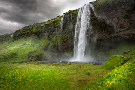 在冰岛景观美丽的瀑布