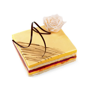 孤立在白色的蛋糕装饰着玫瑰的小杏仁饼