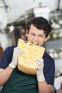 年轻推销员咬在存储区中的奶酪