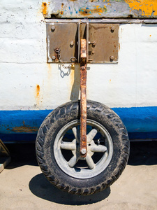 生锈的船轮胎在海滩上