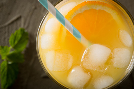 薄荷，新鲜的水果与玻璃杯里的橘子汁。选择性的焦点