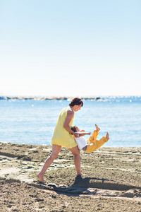 母亲和儿子在夏季热带沙滩上玩