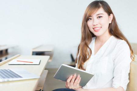 亚洲女学生在教室里