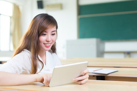 亚洲女学生在教室里