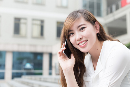 亚洲女孩在一起在学校的电话