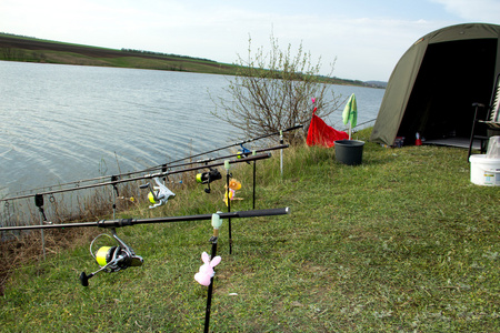 钓鱼设备准备钓鱼池岸上照片