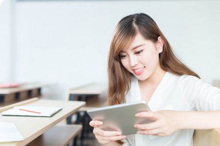 亚洲女学生在教室里