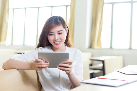 亚洲女学生在教室里