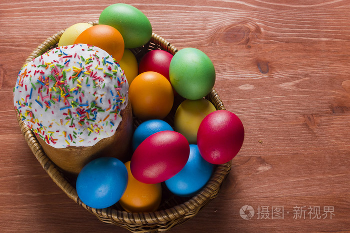 复活节彩蛋的不同的颜色和蛋糕