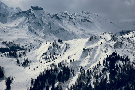 在阴天的时候雪山