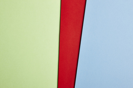 彩色的硬纸板背景在绿色红色蓝色基调。复制空间