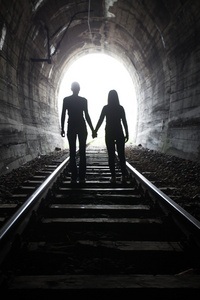 夫妻在一起散步穿过铁路隧道