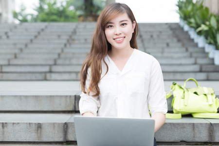 亚洲女孩在学校的笔记本电脑