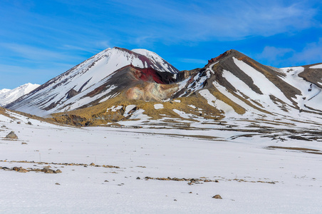 强烈的红色火山口在汤加里罗国家公园，新的色彩