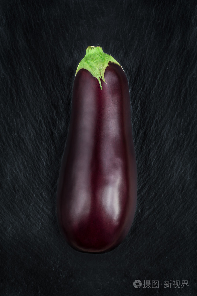 黑色的石板桌上茄子