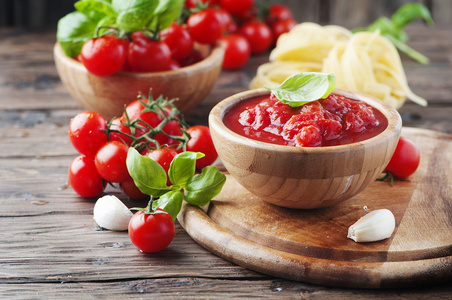 意大利酱用番茄和罗勒
