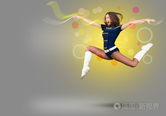 啦啦队女孩跳得高