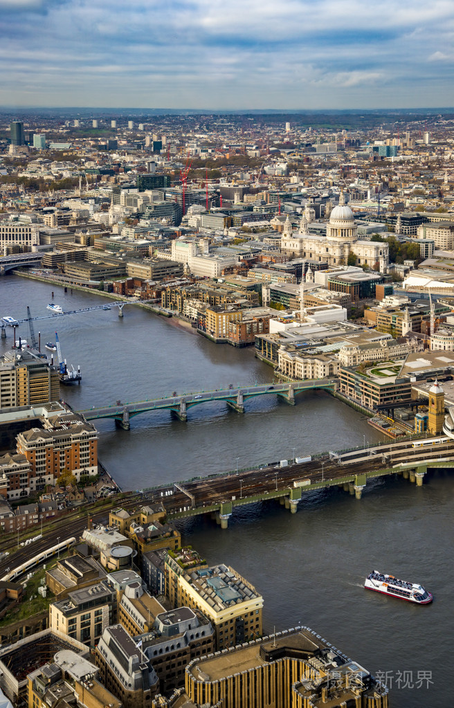 在傍晚的伦敦天际线鸟瞰图