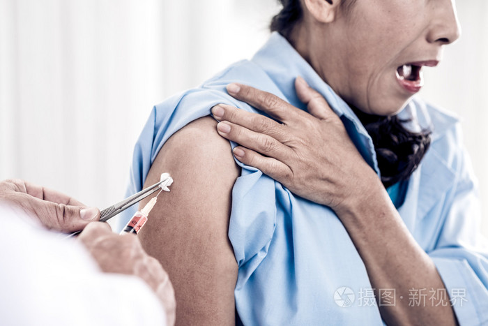 在注射的痛苦尖叫的女人