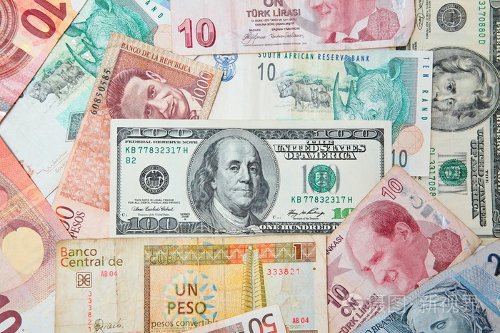 来自不同国家的纸币的背景。在中间的美国美元