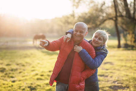 幸福老人情侣拥抱和微笑照片