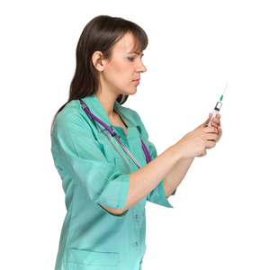 医生或护士拿着注射器的白大褂。孤立的白色