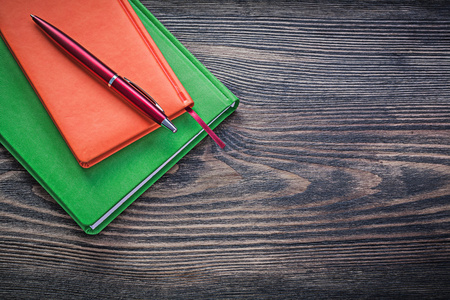 日记的书和笔图片