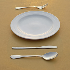 勺子叉子刀和空的白板