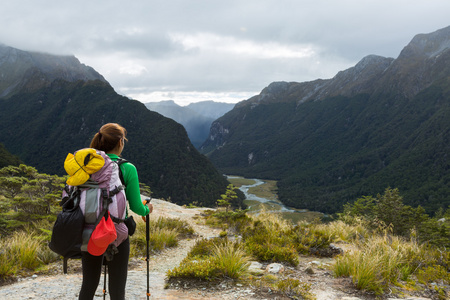 女人徒步旅行者背包看的 Routeburn 平面视图