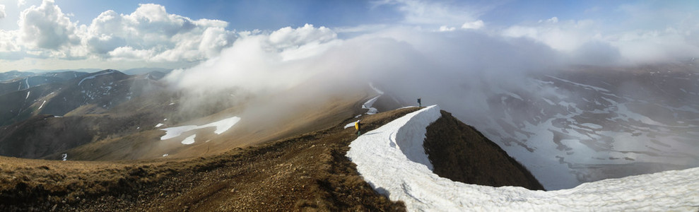 在雪山岭徒步旅行