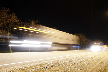 在夜的高速公路上卡车