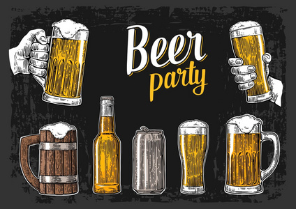 两只手拿着杯啤酒眼镜。可以玻璃瓶。复古矢量雕刻图为 web 海报 啤酒聚会的邀请。在黑暗的背景中分离