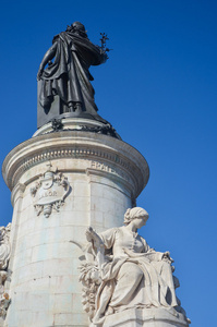 在法国巴黎的共和广场纪念碑的一部分