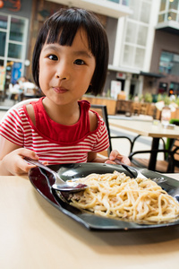 亚洲小中国女孩吃意大利细面条