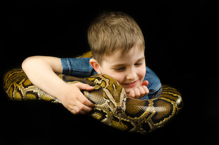 快乐的孩子和巨蛇