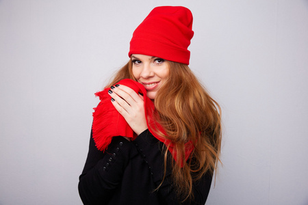 红头发的女孩，在红色的帽子微笑