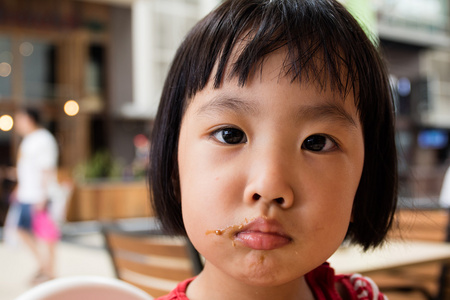 亚洲中国小女孩弄得乱七八糟的食物