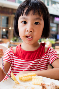 亚洲中国小女孩吃炸薯条