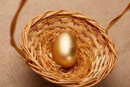 金黄色的蛋在篮子里