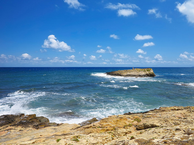 湛蓝的海水水 landskape 和格力克里特岛海岸附近的岩石